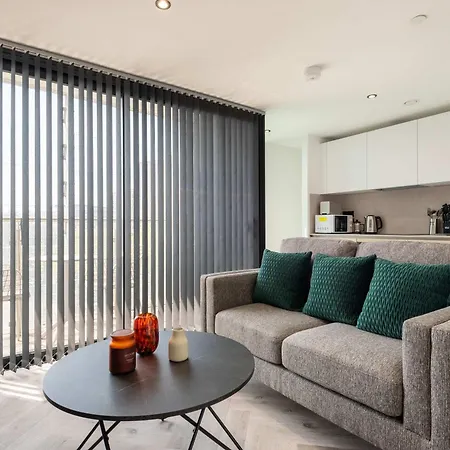 Stunning 1 Bedroom In Apartment *